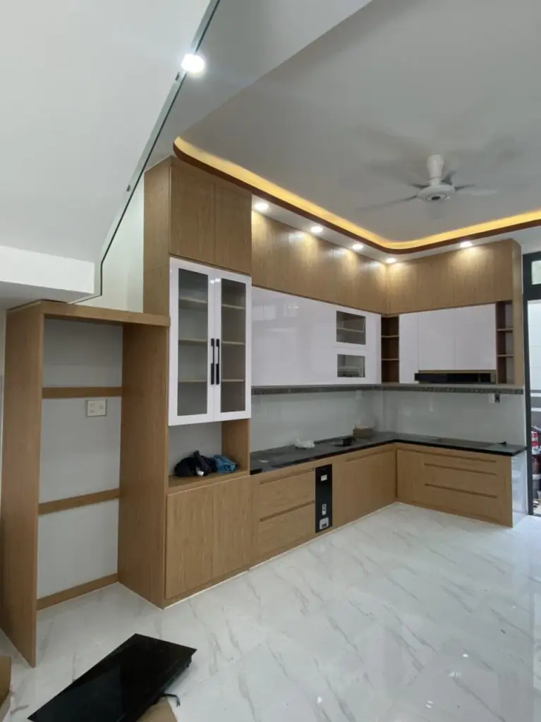 Tủ Bếp Nhựa Vân Gỗ Phối Trắng Hiện Đại | Nội Thất Quốc Tiến